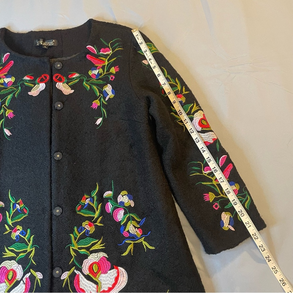 Elegant Vintage Embroidered Floral Black Jacket.
Size XL - Picture 6 of 15